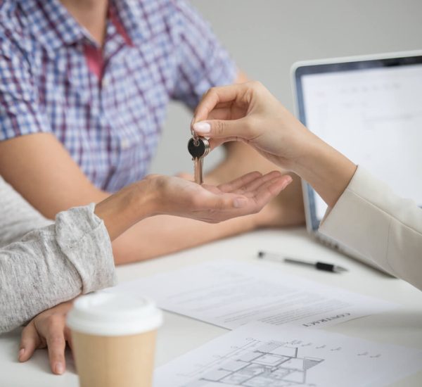 ¿Es 2025 el año para comprar casa en España? Descifrando el futuro del mercado inmobiliario